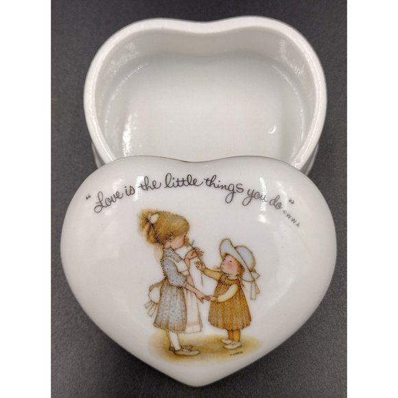 Vintage 1970s Hollie Hobbie Porcelain Trinket Box Love is the Little Things - Picture 2 of 5